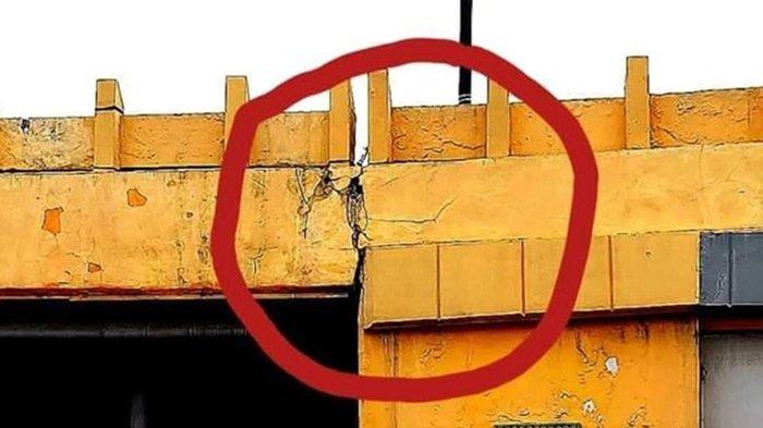 Foto yang beredar luas di jagad maya keretakan pada bangunan flyover Jalan Sudirman-H Imam Munandar, tepatnya di depan RS Syafira Pekanbaru.