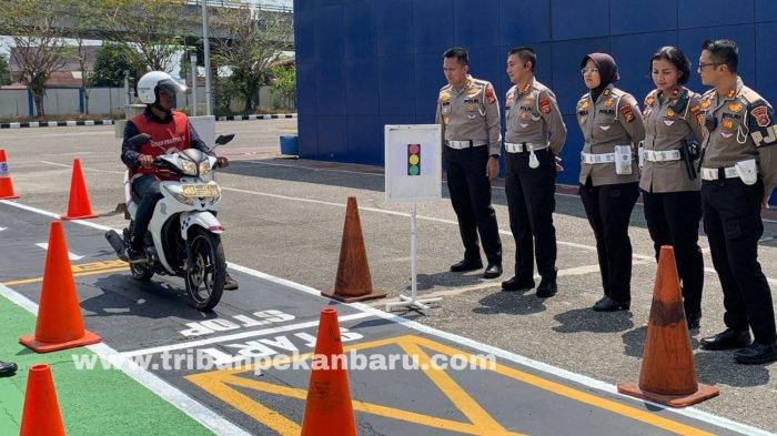 Seorang warga mengikuti ujian praktik SIM C dengan pola terbaru yakni pola huruf S di RSDC, Senin (7/8/2023).