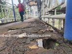 sudah_setahun_rusak_jpo_di_jalan_sudirman_ini_tak_kunjung_diperbaiki_lantainya_sudah_keropos.jpg