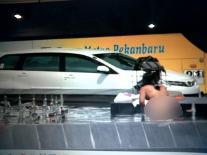 Perempuan Gila Mandi Bugil di Tugu Selais - Tribunpekanbaru.com