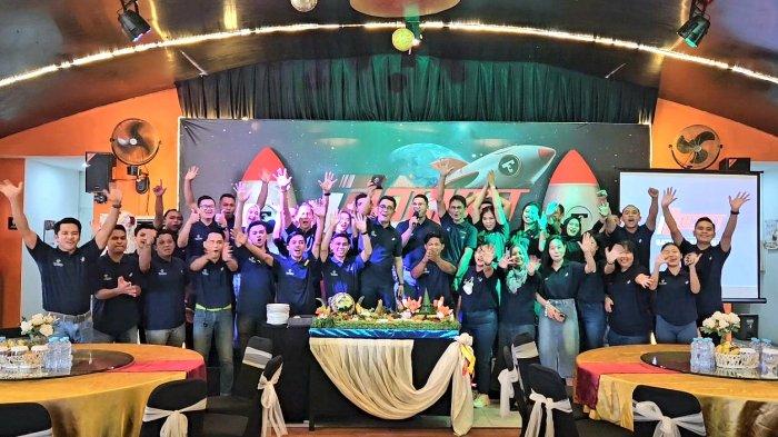 Seluruh Karyawan Hotel Transera Pontianak berkumpul memeriahkan acara HUT ke-12, Sabtu 12 Oktober 2024