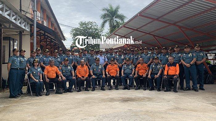 Foto bersama usai menerima kunjungan, Perwira Siswa Pendidikan Reguler Sekolah Komando Angkatan Laut (Pasis Dikreg Seskoal) Angkatan Ke-62 TA 2024, di Kantor BPBD Kalbar, Rabu 26 Juni 2024.