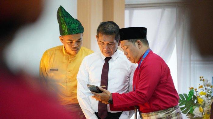 Pj Wali Kota Pontianak Ani Sofian mendengar penjelasan dari Tim RSUD SSMA tentang Aplikasi Simponi V.2, Kamis 24 Oktober 2024
