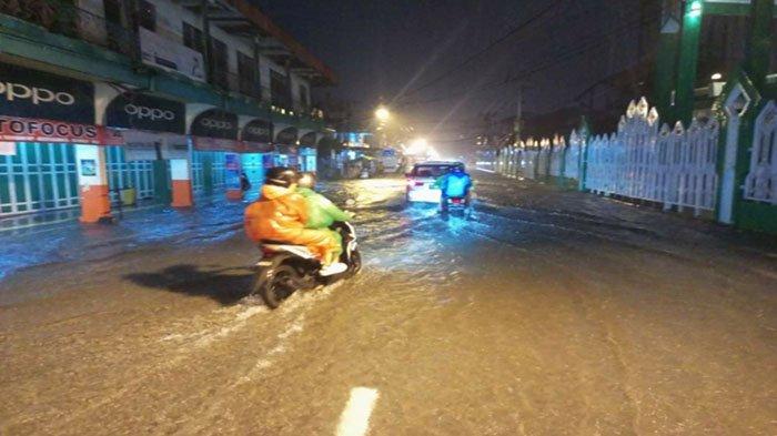 Intensitas hujan tinggi, personel Polres Singkawang pantau kenaikan debit air di tiga sungai