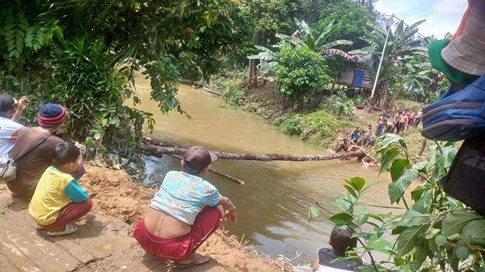Jembatan Sungai Mau di Desa Landau Beringin, Kecamatan Kayan Hilir, Kabupaten Sintang hanyut diterjang arus deras akibat curah hujan tinggi dalam 2 hari terakhir.