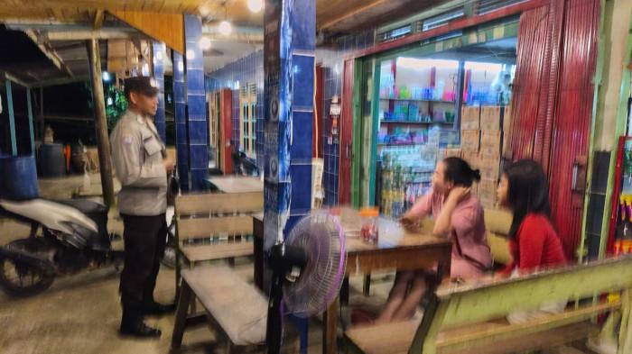 PATROLI MALAM -Polsek Air Besar melaksanakan patroli malam ke sejumlah titik keramaian dan pemukiman warga, Minggu 20 Juli 2025 malam. Petugas terlihat menyambangi pusat pertokoan, warung-warung malam, hingga rumah warga yang masih beraktivitas.