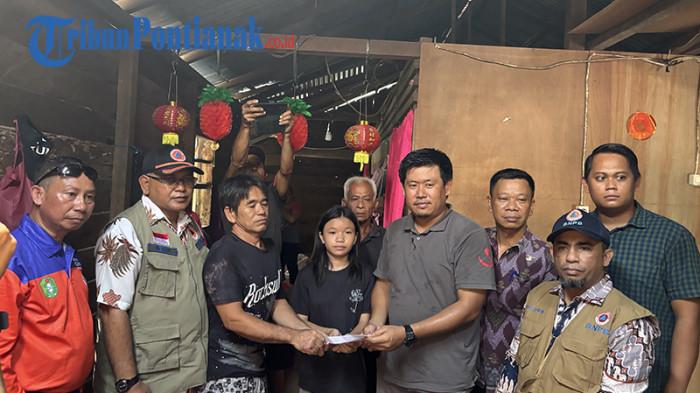 RUMAH RUSAK - Foto bersama pihak Helikopter menyerahkan ganti rugi atas kerusakan rumah akibat helikopter dan untuk pengobatan korban, yang diserahkan oleh Koordinator Helikopter Teddy, kepada Keluarga Korban, didampingi BPBD Kalbar, dan Kubu Raya, serta camat setempat.