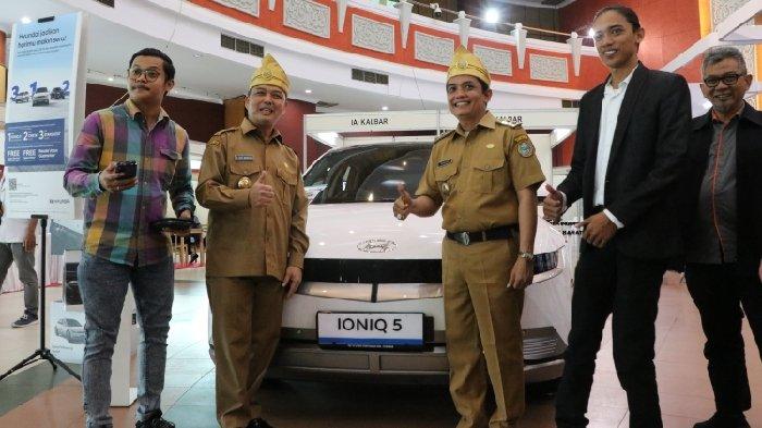 Foto bersama Ria Norsan dan Saat Expo Engineering 2023 resmi dibuka di Pontianak Convention Center (PCC), Selasa 11 Juli 2023.
