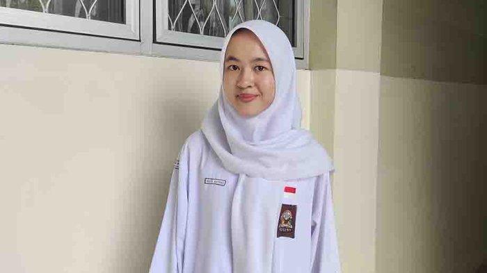 BERI KETERANGAN -  Adysti Nayyara, Ketua Panitia MPLS SMA Negeri 1 Pontianak Tahun 2025, saat ditemui di lingkungan sekolah pada Senin, 14 Juli 2025. Ia menyampaikan bahwa persiapan MPLS bertema MPLS Ramah sudah dilakukan sejak Juni lalu dan berharap kegiatan MPLS yang dijadwalkan berlangsung selama lima hari tersebut dapat berjalan tanpa hambatan.