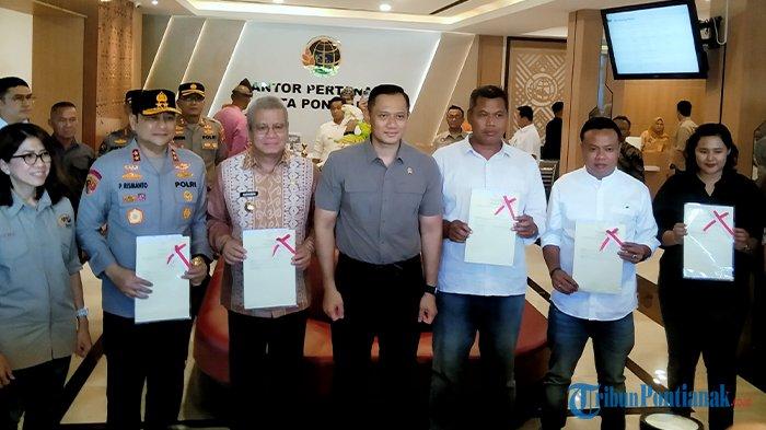 Menteri Agraria dan Tata Ruang/Kepala Badan Pertanahan Nasional (ATR/BPN), Agus Harimurti Yudhoyono (AHY) menyerahkan sejumlah sertipikat tanah di Kantor Pertanahan (Kantah) Kota Pontianak, Kalimantan Barat, pada Sabtu 22 Juni 2024.