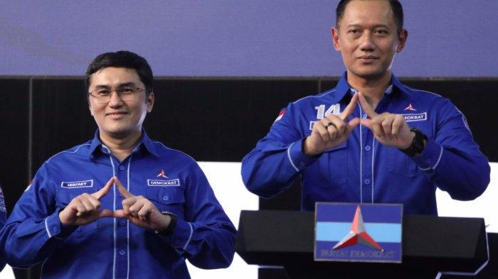 FOTO BERSAMA - Herzaky Mahendra Putra foto bersama usai diumumkan kembali menjabat Kepala Badan Komunikasi Strategis DPP Partai Demokrat 2025-2030 oleh Ketua Umum Partai Demokrat, Agus Harimurti Yudhoyono (AHY), Minggu 23 Maret 2025. Politisi asal Pontianak mendapat jabatan strategis dalam struktur kepengurusan Dewan Pimpinan Pusat (DPP) periode 2025-2030.