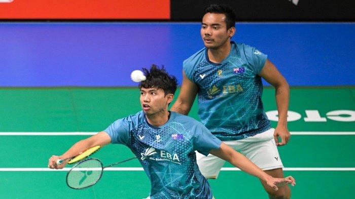 Aksi Andika Ramadiansyah (depan) dan Pramudya Kusumawardana (belakang) mantan Pebulutangkis Indonesia yang kini membela Australia. Pramudya/Andika bentrok dengan Ahsan/Hendra dibabak 8 Besar Australia Open 2024