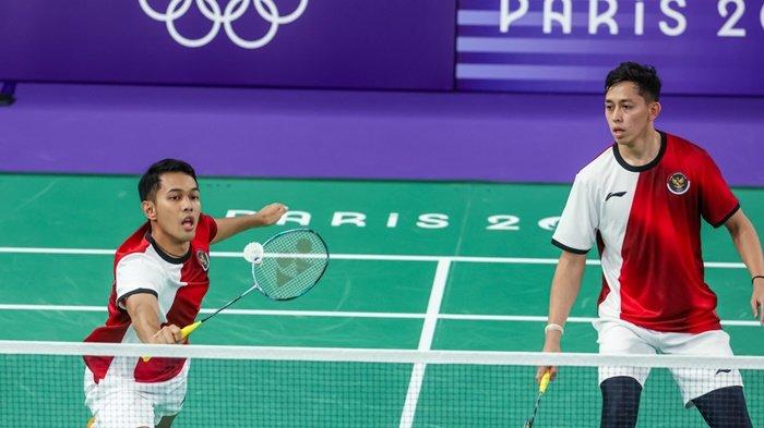 Aksi Fajar Alfian/Muhammad Rian Ardianto saat berusaha mengembalikan shuttlecock pada lawan di Badminton Olimpiade Paris 2024
