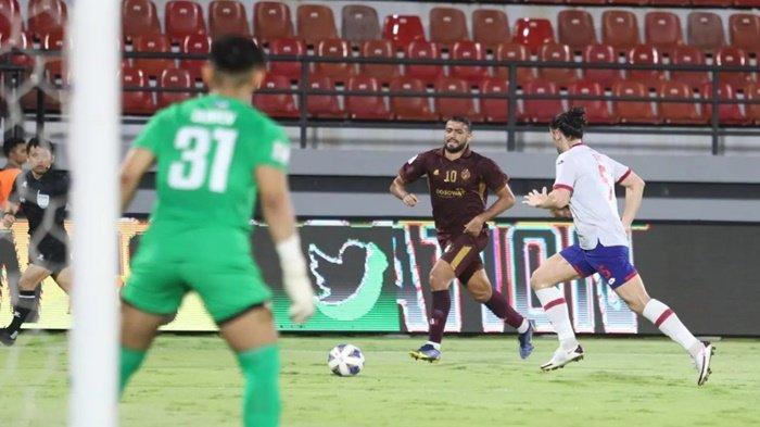 Aksi pemain PSM Makassar saat mendrible bola menghadapi Sabah di Piala AFC Kamis 5 Oktober 2023. Cek Live Score PSM vs Hougang dalam artikel ini