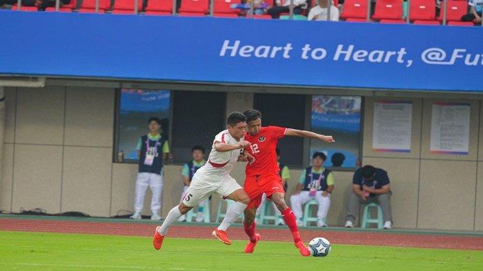 Aksi pemain Timans Indonesia saat berebut bola dengan lawan di Asian Games 2023. Cek head to head Indonesia vs Hong Kong dalam artikel ini