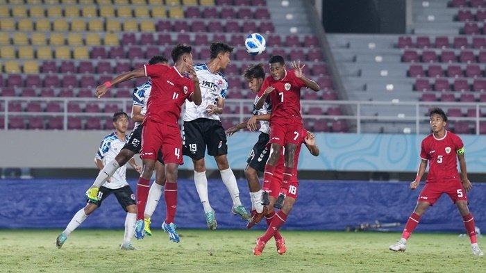 Aksi pemain Timnas Indonesia U16 (jersey merah) saat menjalani uji coba sebelum Piala AFF atau ASEAN Boys Championship 2024 di Solo.