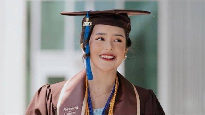 Keren ! Perjuangan Beby Tsabina Lulus Sarjana dan Raih Predikat Summa