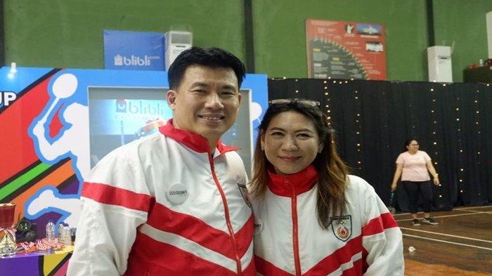 Pasangan suami-istri atlet bulu tangkis Alan Budi Kusuma dan Susi Susanti. Keduanya pernah meraih medali Emas Olimpiade