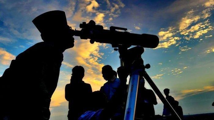 Potret saat seseorang memantau hilal untuk penentuan Jadwal Puasa 1445 H
