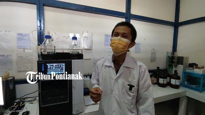 Analisis Kimia Sentarum Laboratory, Muhajir Kalbar SSi saat diwawancarai Tribun Pontianak di ruang kerjanya, Rabu 26 Juli 2023.