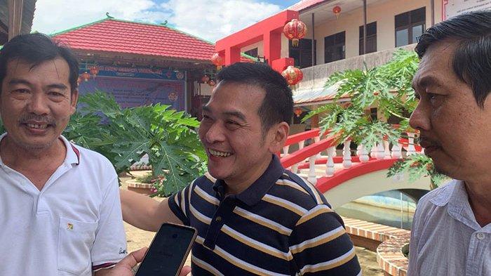 Anggota DPR-RI Daniel Johan (tengah) bersama Andreas Acui Simanjaya saat mengunjungi Rumah Adat Tionghoa Kubu Raya, Rabu 5 Oktober 2022.