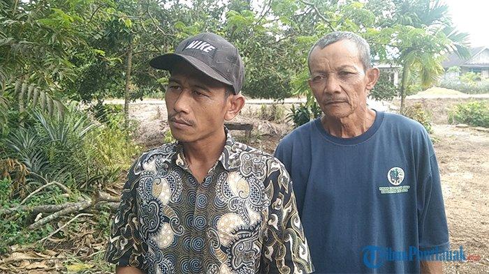 Anggota Masyarakat Perduli Api (MPA) Desa Limbung, Subandi (baju batik), saat ditemui, Sabtu 30 September 2023.