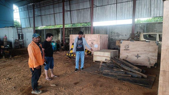 Anggota Polres Kubu Raya saat mendatangi lokasi penampungan Besi Rangka Kapal milik PT Dok Bintang Arwana hasil curian.