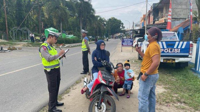 Anggota Sat Lantas Polres Bengkayang saat melakukan giat Ops Zebra Kapuas 2023.