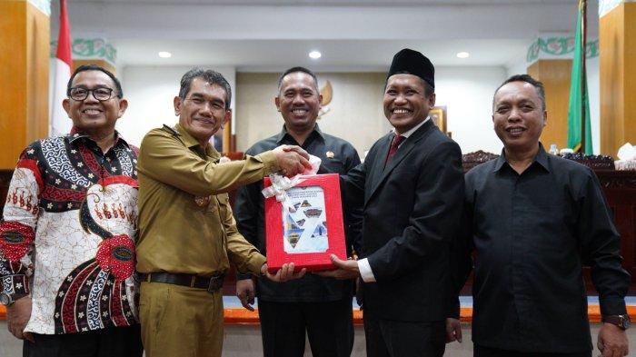 Penjabat (Pj) Wali Kota Pontianak Ani Sofian menyampaikan pidato pengantar dalam rapat paripurna di DPRD Kota Pontianak penyampaian rancangan Peraturan Daerah (Perda) tentang Pertanggungjawaban Pelaksanaan APBD Kota Pontianak Tahun Anggaran 2023, Senin 24 Juni 2024 kemarin.