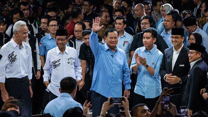 Tiga calon presiden, Anies Baswedan (kedua dari kanan), Ganjar Pranowo (kiri) dan Prabowo Subianto (tengah) beserta calon wakil presiden berfoto usai debat perdana pemilihan presiden di kantor Komisi Pemilihan Umum (KPU) di Jakarta pada 12 Desember , 2023.