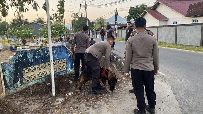 PENCARIAN RAFA FAUZAN - Proses pencarian anak laki-laki berusia 1 tahun 11 bulan bernama, Rafa Fauzan masih terus dilakukan hingga Kamis 12 Juni 2025 malam WIB. Polres Singkawang pun telah mengerahkan bantuan anjing pelacak dari Tim K9 Polda Kalbar untuk memperluas jangkauan dan efektivitas pencarian.