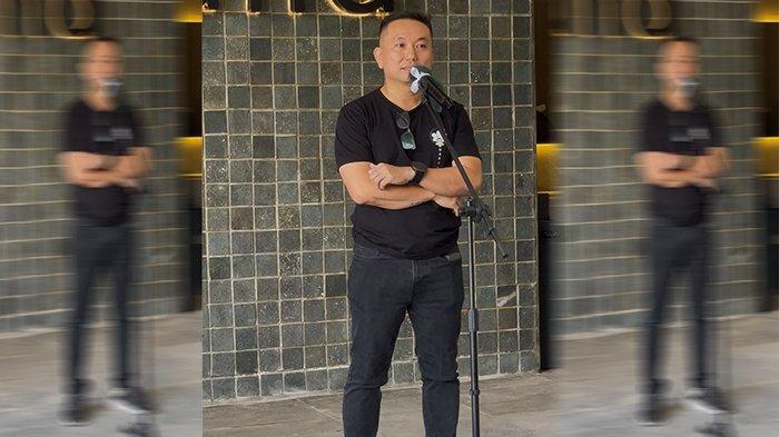 KATA SAMBUTAN - Anton Dharmawan Owner Haruna Cafe memberikan kata sambutan saat grand opening Haruna Cafe cabang ketiga di Jalan Perdana, Kecamatan Pontianak Tenggara, Kota Pontianak, Kalimantan Barat, Selasa (8/7/2025).