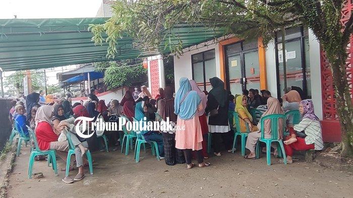 Antrian warga menunggu pengambilan BLT El Nino di Kantor Pos Mempawah, Jalan GM Taufik, Kecamatan Mempawah Hilir, Kabupaten Mempawah, Kalimantan Barat, Jumat 22 Desember 2023.