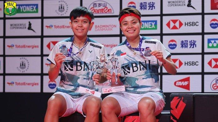 Apriyani Rahayu dan Siti Fadia Silva Ramadhanti berpose usai meraih perak Kejuaraan Dunia BWF 2023