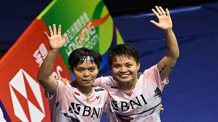 Apriyani Rahayu (kanan) dan Siti Fadia Silva Ramadhanti dari Indonesia merayakan kemenangan di final ganda putri turnamen bulu tangkis Hong Kong Open di Hong Kong pada 17 September 2023. Apriyani/Siti terdaftar di Kumamoto Masters Jepang 2023
