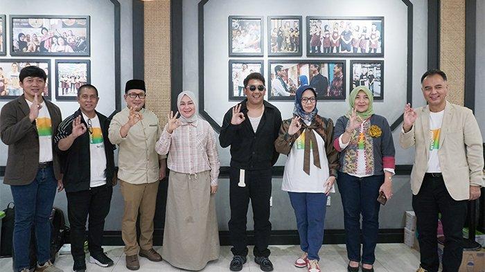 FOTO BERSAMA - (kiri ke kanan) Area Manager Pontianak, Wisudoto Patria Masiprahma foto bersama Ketua Masyarakat Ekonomi Syariah, Muhammad Fahmi, ⁠Bupati Kubu Raya Sujiwo, Ketua TP PKK Kubu Raya, Aztebi Yatu Lensi, Artis, Dudy Oris, Deputi Direktur Kantor Perwakilan Bank Indonesia Provinsi Kalimantan Barat N. A. Anggini Sari, Kepala Otoritas Jasa Keuangan (OJK) Perwakilan Kalimantan Barat Rochma Hidayati, Regional CEO IX Kalimantan Ricky Rikardo Mulyadi.