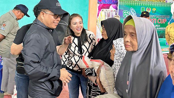 Arista Wuling Pontianak memberikan sebanyak 300 Paket Sembako Beras kepada 5 Desa dan 3 Kecamatan di Kabupaten Sambas.