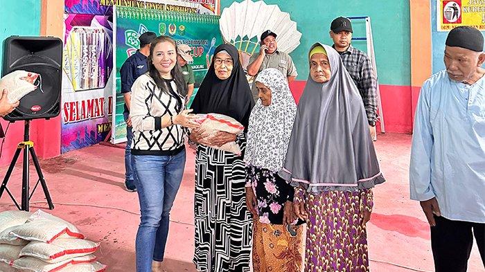 Arista Wuling Pontianak memberikan sebanyak 300 Paket Sembako Beras kepada 5 Desa dan 3 Kecamatan di Kabupaten Sambas.