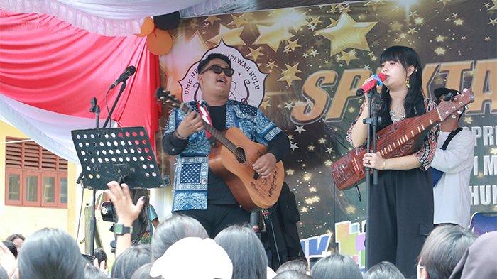 Artis Wakmann meriahkan Puncak kegiatan Ekspresi Gaya Pelajar (EGP) Spectacular 2 di SMK Negeri 1 Mempawah Hulu.