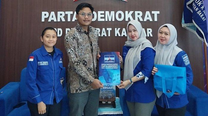 Aru (batik berkacamata) saat mengambil formulir pendaftaran Calon Gubernur Kalbar 2024-2029 untuk Ria Norsan pada Selasa 26 Maret 2024