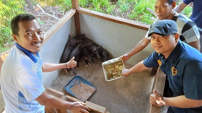 Asst Sosial Security Legal PT GAN Agustinus Samosir Mewakili Manajemen secara simbolis menyerahkan langsung bantuan ini kepada warga Desa Kuala Bakung Dusun Re ' es.