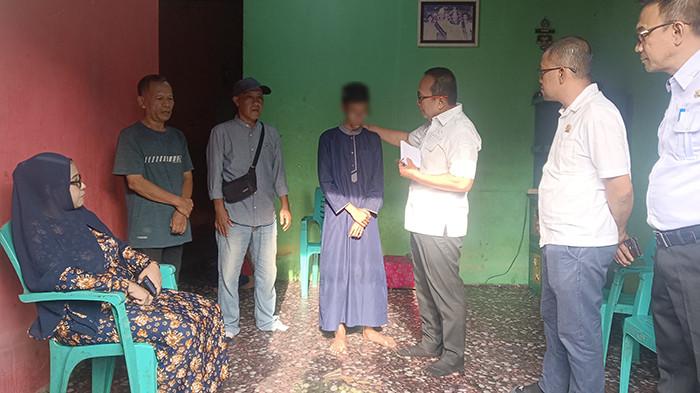 BUPATI SUJIWO TURUN TANGAN - Bupati Kubu Raya, Sujiwo, mengunjungi kediaman murid Madrasah Tsanawiyah (MTs) Al-Raudhatul Islamiyah yang sebelumnya viral karena rapornya diduga ditahan pihak sekolah. Sujiwo mengaku miris melihat kondisi keluarga murid tersebut yang tinggal di rumah kontrakan dan menyatakan bahwa kini telah pindah sekolah ke Pondok Pesantren.