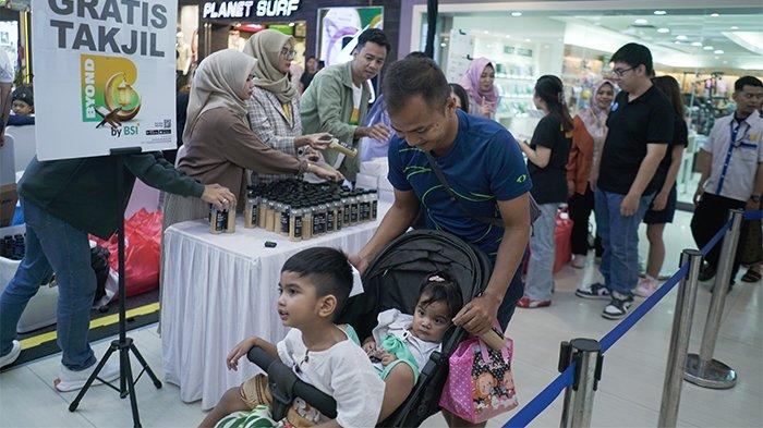 BAGIKAN TAKJIL - BYOND Fest Ramadan Pontianak membagikan 2500 paket takjil selama 4 hari, 6-9 Maret 2025.