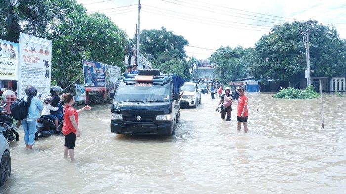 Banjir yang terjadi di Ngabang, Kabupaten Landak pada Jumat 24 Mei 2024.