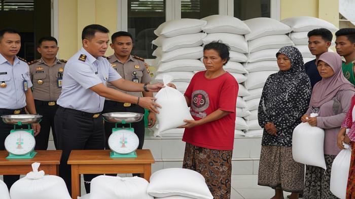 SERAHKAN BANSOS - Foto hasil olahan Akal Imitasi (AI) menampilkan proesesi penyerahan Bansos Bantuan Beras kepada Keluarga Penerima Manfaat atau KPM, Selasa 22 Juli 2025. Inilah 2 Bansos terbaru yang akan cair pada Juli 2025 ini !