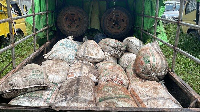 Belasan karung zirkon dengan berat 2.040 kilogram yang diduga hasil tambang ilegal, diamankan pihak Kepolisian Resor Ketapang.