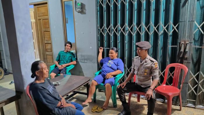 SAMBANGI WARGA - Personel Polsek Air Besar menyambangi warga yang tengah duduk santai sambil bersenda gurau di salah satu sudut pemukiman, Selasa 29 Juli 2025. Tanpa rasa canggung, warga menyambut kehadiran petugas dengan ramah, menciptakan suasana yang humanis antara aparat dan masyarakat.