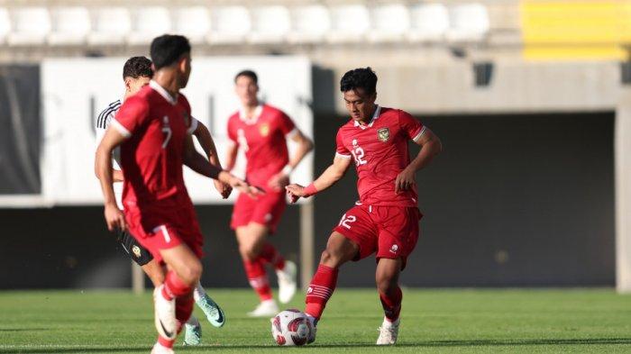 Aksi pemain Timnas Indonesia dalam pertandingan uji coba beberapa waktu lalu. Cek head to head Indonesia vs Irak dalam artikel ini