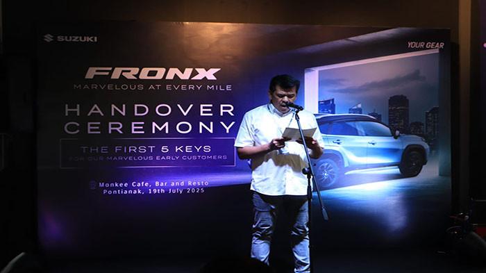 KATA SAMBUTAN - Branch Manager PT DKU Kalimantan Barat Jamal memberikan kata sambutan dalam Handover Ceremony Suzuki Fronx.