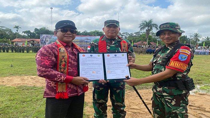 Kasdam XII /TPR  Brigjen TNI Janni Aldrin Siahaan saat foto bersama PJ Bupati Sanggau Suherman dan Dandim 1204/Sanggau Letkol Inf Putra Andika Trihatmoko usai penutupan program TMMD ke-120 di wilayah Kodam XII/Tpr di Lapangan Bola Jon Leman Beduai,  Desa Kasromego, Kecamatan Beduai, Kabupaten Sanggau, Kalimantan Barat, Jumat 7 Juni 2024.